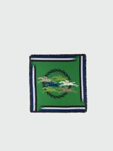 Pañuelo cuadrado de seda Longchamp, con estampado de caballos y jinetes en verde y azul.