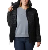 Campera puffer negra para mujer, marca Columbia, modelo Silver Falls II Hood. Confeccionada con tecnología Omni-Shield que repele la humedad y Thermarator que mantiene abrigado. Cuenta con capucha, bolsillos con cierre, puños elásticos y se puede guardar en el bolsillo de la mano.