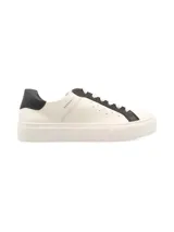 Sneaker de cuero vacuno con estampado de camuflaje y suela marrón.
