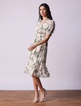 Vestido midi de gasa con estampado floral en tonos azul y beige, escote en V, cintura elastizada, mangas cortas con puño elastizado y forro interno a tono.