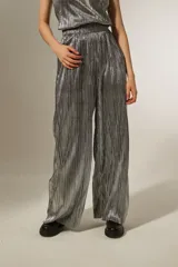 Pantalón plateado de poliéster plisado, corte ancho y tiro alto.