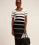 Vestido midi de punto con rayas horizontales en blanco y negro, escote cuadrado y mangas cortas.
