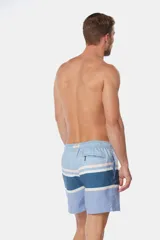 Short de baño celeste con rayas horizontales en azul, blanco y rosa.