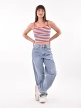 Musculosa negra de breteles finos y corte ajustado.