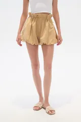 Short color beige de algodón, con cintura alta elastizada, corte globo y frunces.