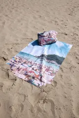 Bolso de playa estampado con una foto de una playa llena de gente, de lona 100% algodón.