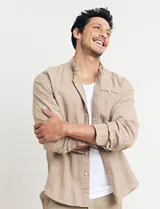 Camisa de lino color beige, de cuello mao y manga larga.