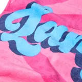 Toalla de playa fucsia con diseño de rayas onduladas en tonos de rosa y celeste, y la palabra "Larry" en celeste con sombra azul marino.