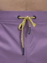Short de baño lila con cintura elástica y cordón amarillo.