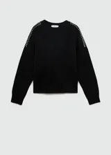 Sweater negro de punto medio con cuello redondo y manga larga. Presenta terminaciones de encaje y detalle de cristales en los hombros.