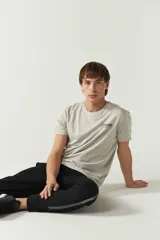 Pantalón de jogging negro de felpa con puños y cintura ajustable con cordón. Presenta logo de goma en la pierna izquierda y bolsillos laterales.