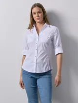 Camisa blanca de algodón marca Zac & Rachel, con cuello con solapa, escote en V, apertura central con botones metálicos, bolsillos delanteros, mangas 3/4 regulables y laterales en tejido modal.