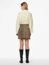 Minifalda animal print con estampado de leopardo, cierre con cremallera, bolsillos delanteros y traseros, cintura alta y trabillas para cinturón.