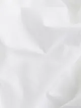 Pantalón cargo blanco de algodón regenerativo con cintura elástica, tobillos ajustables con cordones, bolsillos laterales y bolsillo cargo.