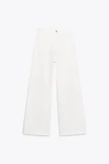 Pantalón de jean blanco de tiro alto y corte wide leg, con bolsillos frontales y traseros.