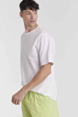 Remera azul de corte clásico y mangas cortas.