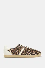 Zapatillas deportivas con estampado animal, cordones blancos y suela color caramelo.