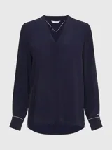 Blusa azul marino de Tommy Hilfiger con cuello en V, mangas largas y puños con botón.
