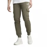 Pantalón de jogging color verde oliva con cintura elástica ajustable con cordón, bolsillos laterales tipo cargo con solapa y logo de Puma estampado en blanco en la pierna izquierda.