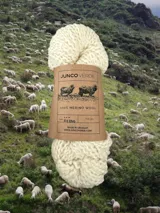 Ovillo de lana merino color crudo, marca Junco Verde. Hilado grueso, ideal para tejer prendas de abrigo.