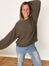 Sweater de tejido calado color gris, con cuello redondo y mangas globo.