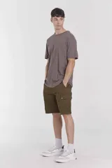 Bermuda color beige con bolsillos cargo laterales.