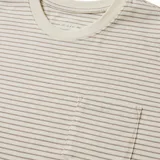 Remera de manga corta color beige con rayas horizontales finas en gris y bolsillo en el pecho.