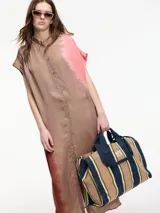 Vestido camisero largo con botones frontales, manga corta, cuello mao y bolsillos laterales ocultos. Estampado con efecto tie-dye en tonos marrones y rosados.