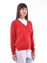 Saco de tejido de punto color beige, con cuello en V y cierre frontal con botones.