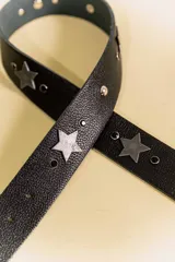 Cinturón de cuero vacuno color marrón con apliques de estrellas metálicas plateadas y hebilla antigua exclusiva de la marca.
