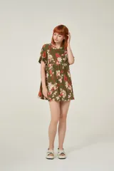 Vestido corto color naranja con estampado floral multicolor, de corte holgado y mangas cortas con volados.