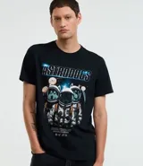 Remera negra de algodón con estampa de tres perros astronautas y lettering "Astrodogs".
