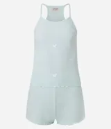 Conjunto de pijama femenino compuesto por una musculosa con escote en U, breteles finos y short liso con cintura elástica. La musculosa presenta un estampado de mini mariposas bordadas.