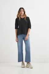 Sweater negro de tejido de punto, con escote en V y mangas 3/4.