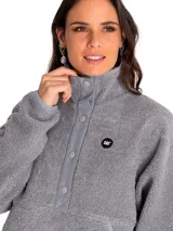 Buzo polar gris de mujer con cuello alto abotonado y bolsillo tipo canguro. Tiene un parche redondo con el logo de Cat en el lado izquierdo del pecho y broches con el logo de Cat en la parte delantera.