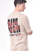 Remera beige de corte recto con estampado 'Aim High' en el pecho.