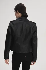 Campera de cuero sintético negra, estilo motociclista, con cierre asimétrico, cuello con solapas y múltiples bolsillos con cierre.