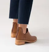 Botines negros de cuero vacuno con textura tejida, taco de madera de 4cm y cierre trasero.