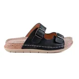 Sandalias bajas color rosa, con doble tira en el empeine y hebillas metálicas.