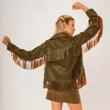 Chaqueta de cuero marrón con flecos en mangas, espalda y ruedo.
