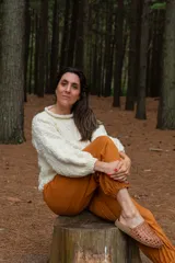 Sweater color crudo de lana merino, con cuello redondo tipo bote y mangas largas abullonadas. Tejido a mano con punto acanalado en puños y ruedo. Corte ajustado al cuerpo.