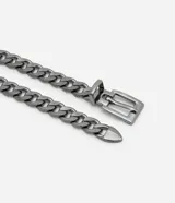 Set de tres cinturones: uno rojo liso con hebilla cuadrada, uno negro con perforaciones en forma de corazón y hebilla en forma de corazón, y uno de cadena metálica con hebilla cuadrada.