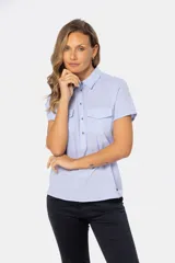 Camisa celeste de lino lisa, de manga corta, con cuello clásico, medio abotonada y dos bolsillos frontales con botón.