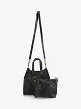 Cartera de cuero color marrón con textura en relieve, doble asa corta negra y correa larga negra desmontable. Incluye un mini neceser desmontable en su interior.