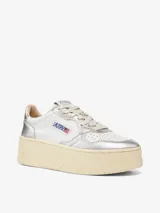 Zapatillas urbanas Autry Medalist con plataforma, de cuero blanco y detalles plateados.