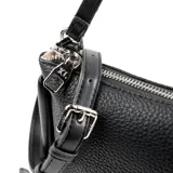Bandolera negra de cuero sintético con textura graneada, formato plano y cierre superior. Tiene correa regulable y asa fija, herrajes plateados, un compartimento principal y bolsillos internos, uno con cierre y otro abierto.