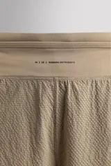 Shorts deportivos negros de tejido técnico elástico con estructura perforada. Cintura elástica ajustable con cordón interior, tres compartimentos de fácil acceso y bolsillo trasero de seguridad con cierre de cremallera. Bajo con aberturas laterales. Zara Athleticz.