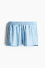 Short de baño celeste con elástico revestido y cordón para ajustar oculto en la cintura, bolsillos laterales y abertura corta en los lados. Suspensor interior de malla.