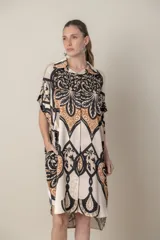 Camisa italiana larga irregular en satén estampado en tonos beige, negro y marrón. Se puede usar como vestido, túnica o camisa larga. Talle único.