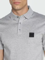 Remera polo gris de algodón, corte regular fit, con cuello clásico abotonado y logo cuadrado negro en el pecho. Modelo Parlay 143 de Boss.